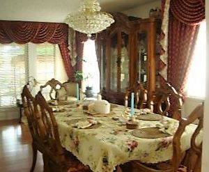 Adeline's Guest Home - 4 - dining room.JPG
