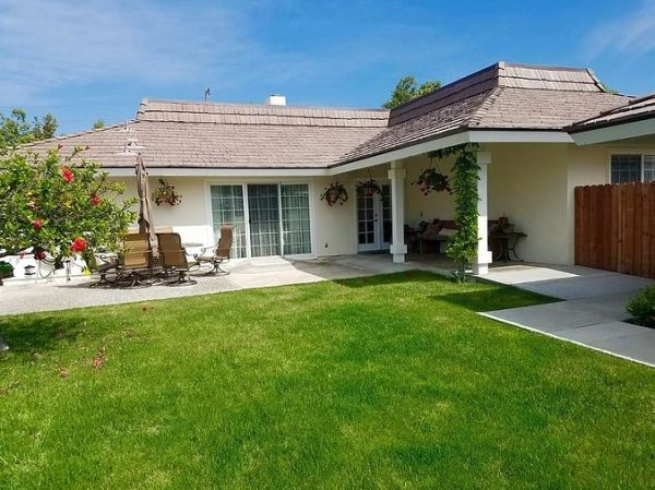 Astoria Retirement Residence - Del Mar - front courtyard.JPG