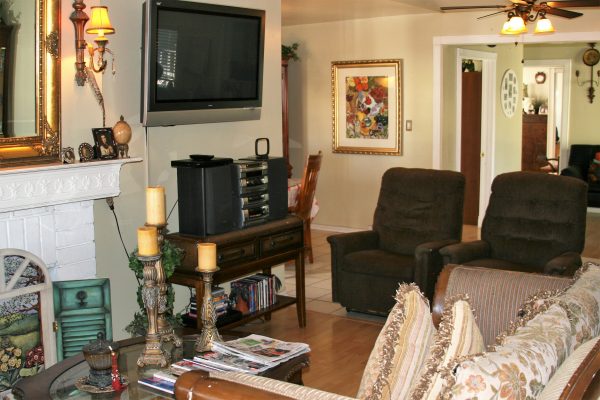 Castlegate Manor - 3 - living room.JPG