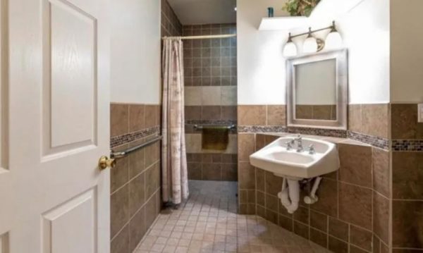 Crescent Care Villas - Lemon Heights - 7 - bathroom.JPG