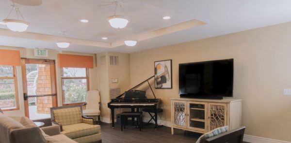 Crown Cove - 4 - tv and piano room.JPG