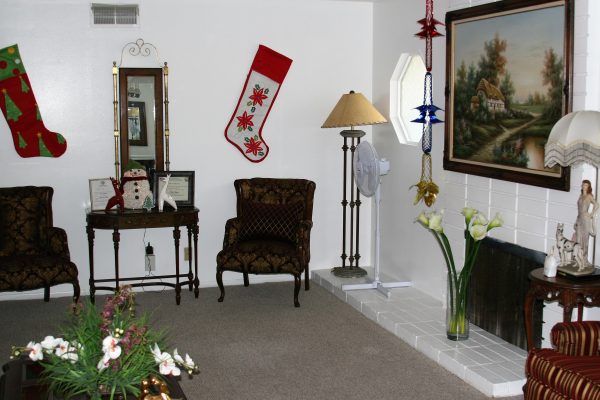 Glorilynn Guest Home - 3 - living room.JPG