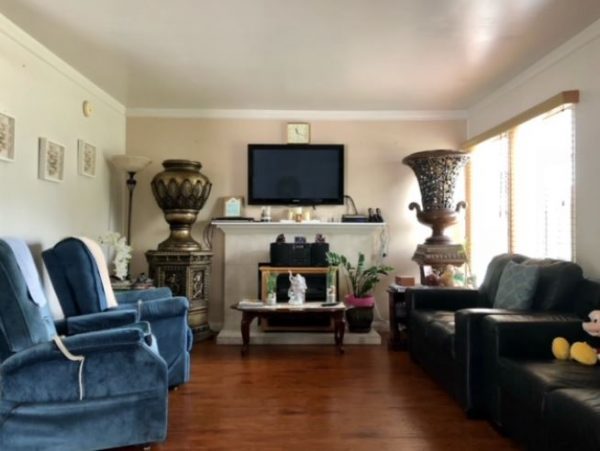 Huntington Beach Guest Home II - 3 - living room.JPG