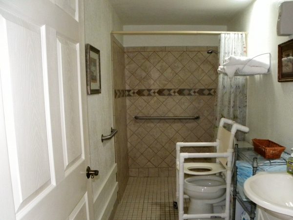 Ivy Cottages III - 5 - restroom.jpg