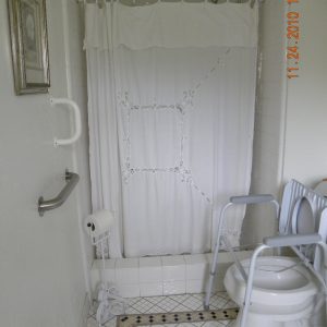 Ivy Cottages III - restroom 2.jpg