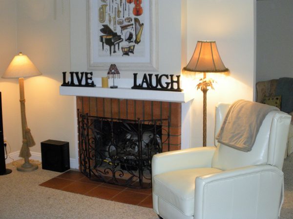 Laney's Cottages - living room.jpg
