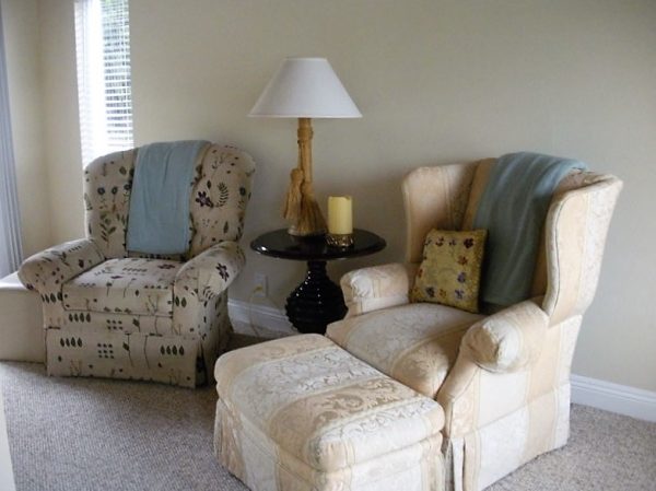 Laney's Cottages - sitting area.jpg