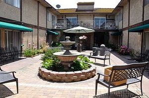 New Horizon Lodge Inc. - 6 - courtyard.JPG