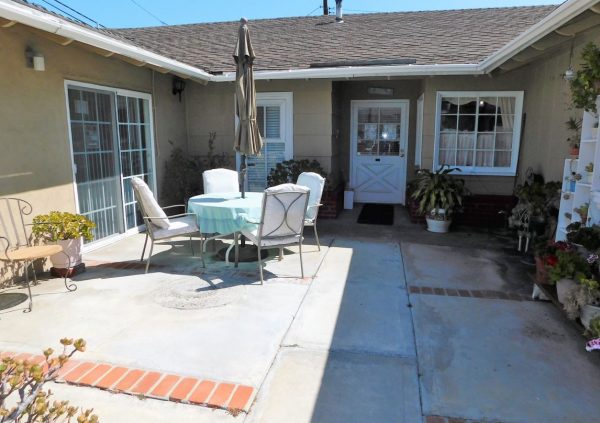 Oravilla Guest Home - 10 - front patio.jpg