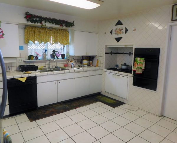 Oravilla Guest Home - 4 - kitchen.JPG