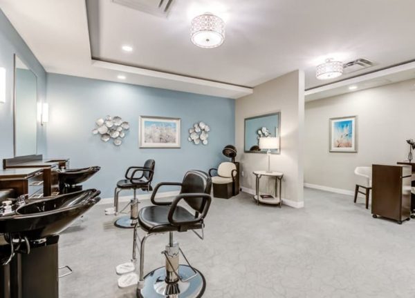 Park View Estates - 9 - salon.JPG