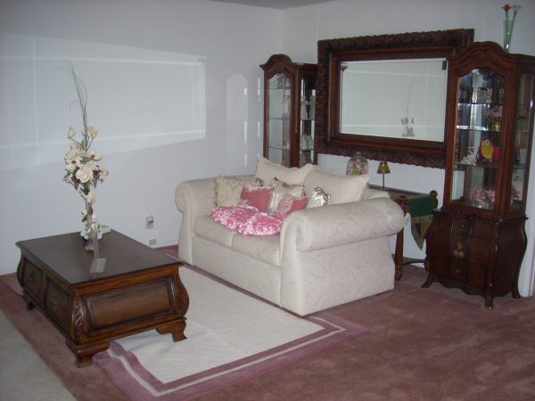 Royal Guest Home - 3 - living room.JPG