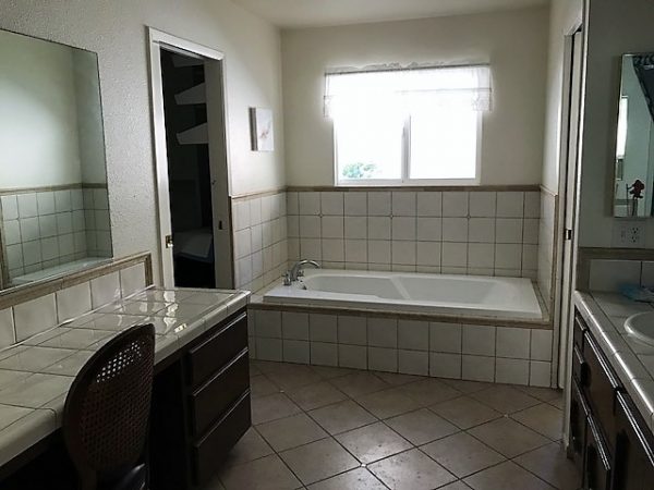 Sunset Homes - Paseo Del Niguel - restroom.JPG