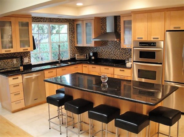 Del's Haven III kitchen.jpg