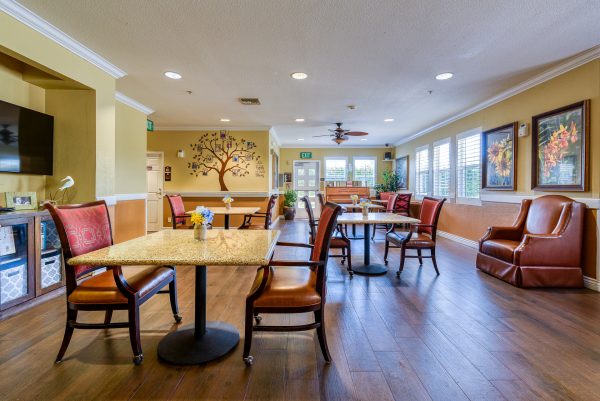 newport-mesa-senior-living-dining-room.jpeg