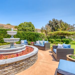 newport-mesa-senior-living-fountain-patio.jpeg