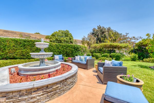 newport-mesa-senior-living-fountain-patio.jpeg