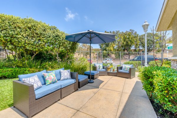 newport-mesa-senior-living-patio.jpeg