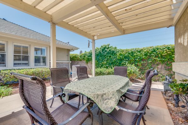 newport-mesa-senior-living-patio.jpg