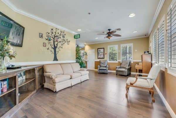 newport-mesa-senior-living-sitting-area.jpg