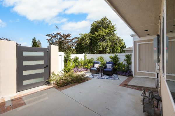 serenity-health-2-3-front-patio.jpg