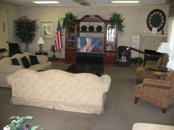 anaheim-crown-plaza-6-tv-room.jpg