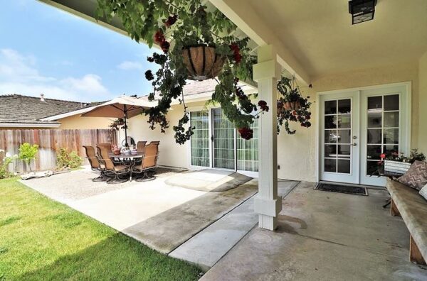 astoria-retirement-residence-corona-del-mar-patio.jpg