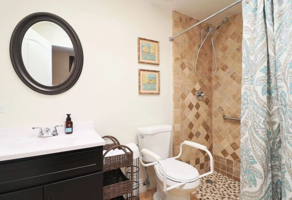 astoria-senior-care-homes-at-monarch-bay-restroom.jpg