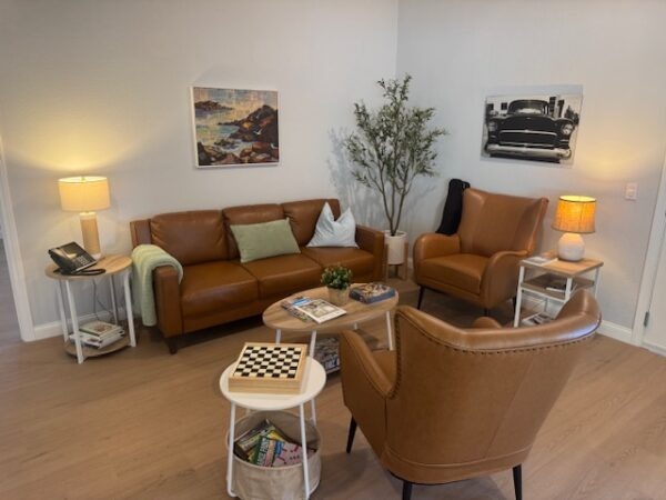 bluebird-senior-living-family-room.jpeg