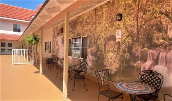 cielo-vista-senior-living-7-patio.jpg
