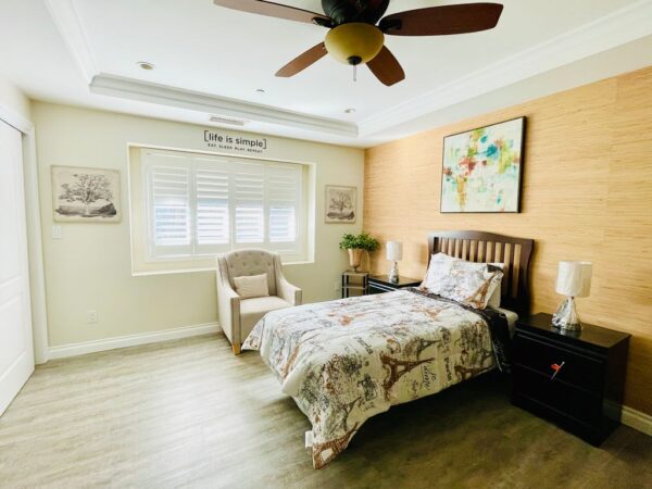 country-club-senior-home-care-bedroom-2.jpeg