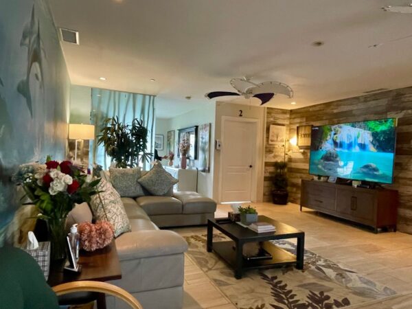 country-club-senior-home-care-living-room.jpeg