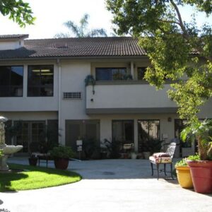 crescendo-senior-living-6-courtyard.jpg