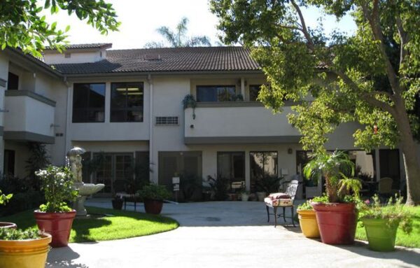 crescendo-senior-living-6-courtyard.jpg