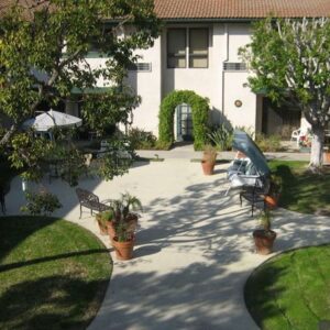 crescendo-senior-living-courtyard-2.jpg