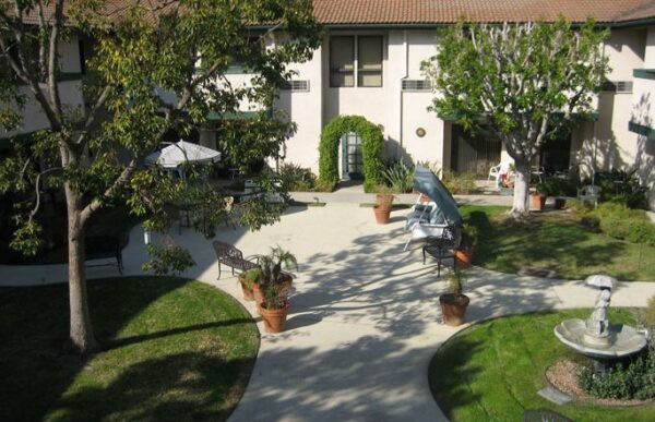 crescendo-senior-living-courtyard-2.jpg
