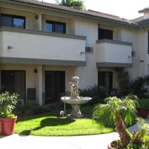 crescendo-senior-living-courtyard-3.jpg