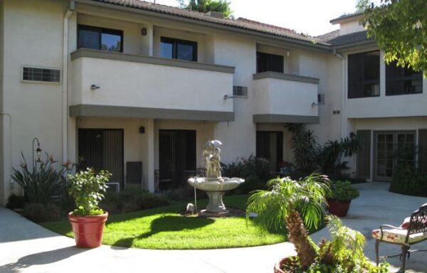 crescendo-senior-living-courtyard-3.jpg