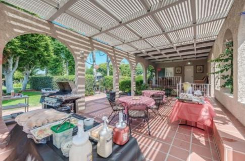 crescent-landing-at-fullerton-memory-care-6-patio.jpg