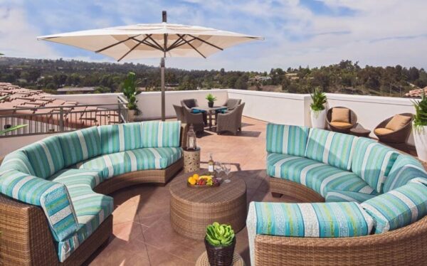 crestavilla-senior-living-patio.jpg