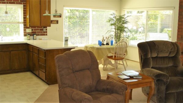 crown-manor-at-paseo-grande-4-dining-and-kitchen.jpg