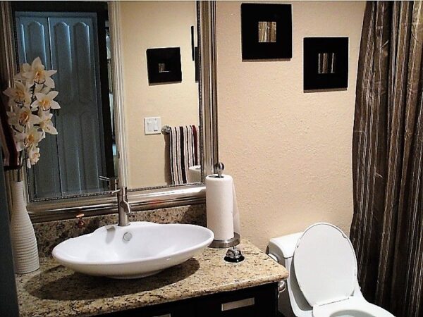 dels-haven-iii-restroom.jpg