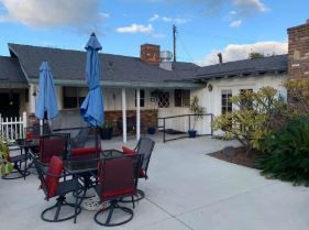 family-choice-senior-living-1-courtyard.jpg