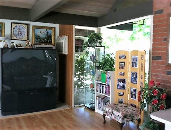 genesis-elderly-care-i-tv-room.jpg