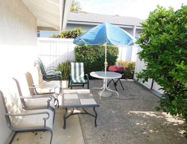genesis-senior-living-ii-10-outside-seating-area.jpg