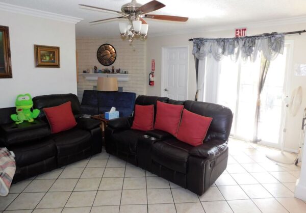genesis-senior-living-ii-3-living-room.jpg