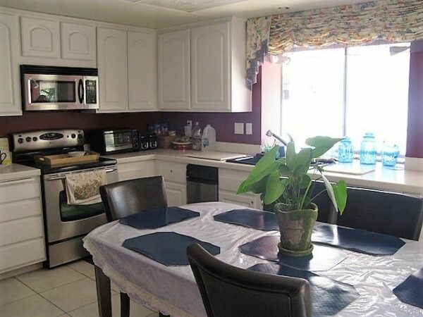 hillcrest-senior-living-4-dining-room-1.jpg