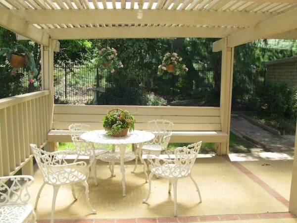 hillcrest-senior-living-6-patio.jpg