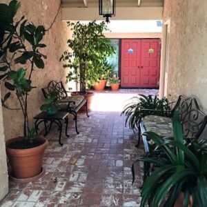 hillhurst-manor-3-front-walkway.jpg