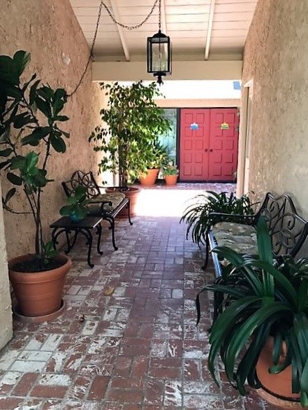 hillhurst-manor-3-front-walkway.jpg